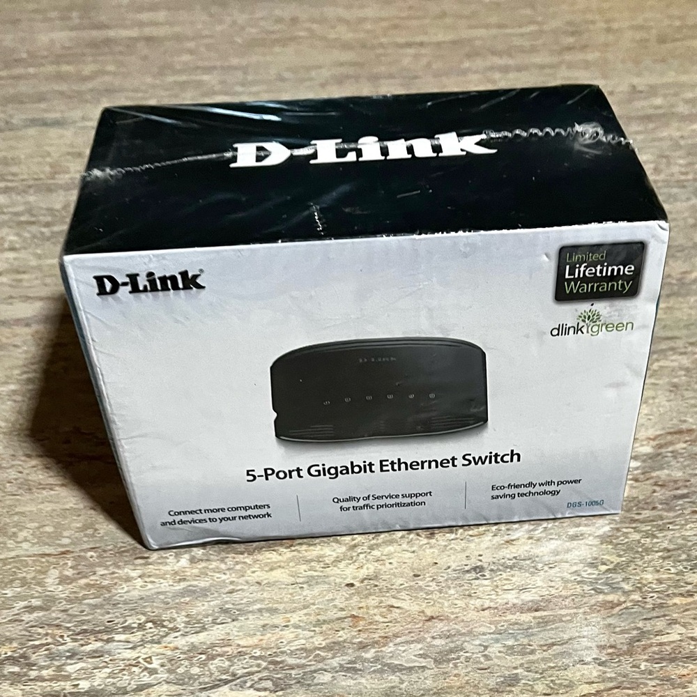 D-Link 5-Port Gigabit Ethernet Switch - Black and White Packaging